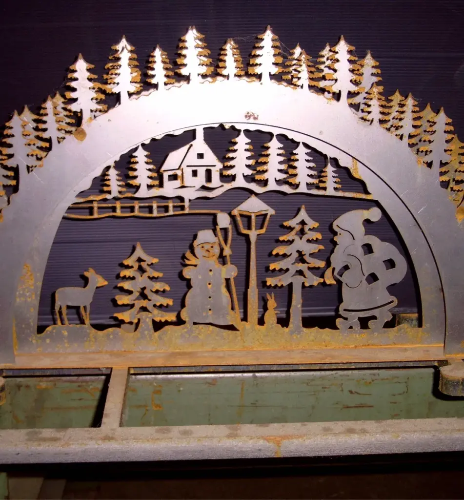 Gefertigter Schwibbogen aus Metall mit Wintermotiv als kreative Sonderanfertigung