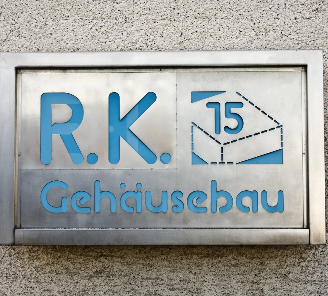Firmenschild der R.K. Gehäusebau und Blechbearbeitung GmbH