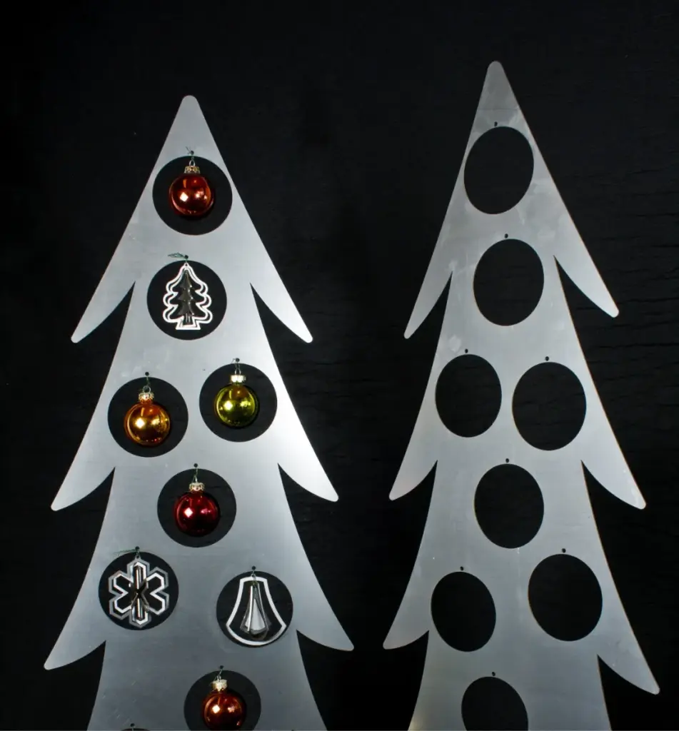 Dekorative Weihnachtsbäume aus Edelstahl mit Christbaumkugeln